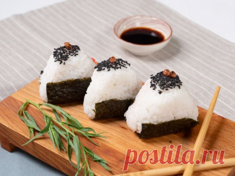 Онигири с тунцом – пошаговый рецепт приготовления с фото Онигири легко спутать с роллом — тот же рис с начинкой внутри, те же водоросли нори. Но в Японии, где онигири является одним из самых распространенных перекусов, школьных и офисных обедов, сразу укажут на разницу. Онигири, в отличие от роллов, лепятся вручную каждый отдельно, а при варке риса для онигири не добавляют уксус, сахар и соль. Соответственно, для онигири нужна более пряная и сочная начинка, а при подаче обязателен соевый соус.