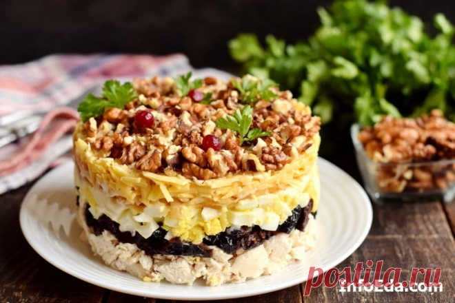 Салат курица с черносливом и грецкими орехами