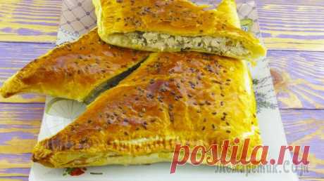 Готовьте две порции сразу! Пирог с курицей из слоеного теста! Приветствую всех. Сегодня я хочу с Вами поделиться, рецептом куриного пирога с сочной начинкой. Пирог получается сочным, сытным и вкусным. Сколько не готовь всегда его мало. Я буду готовить сразу две ...