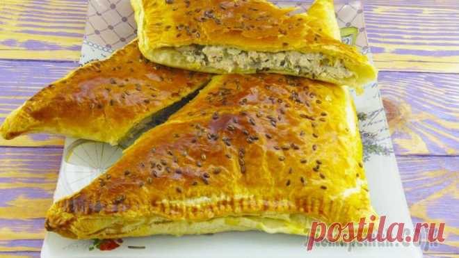 Готовьте две порции сразу! Пирог с курицей из слоеного теста! Приветствую всех. Сегодня я хочу с Вами поделиться, рецептом куриного пирога с сочной начинкой. Пирог получается сочным, сытным и вкусным. Сколько не готовь всегда его мало. Я буду готовить сразу две ...