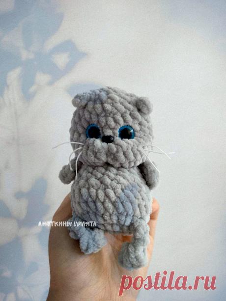 PDF Вислоухий котёнок крючком. FREE crochet pattern; Аmigurumi toy patterns. Амигуруми схемы и описания на русском. Вязаные игрушки и поделки своими руками #amimore - маленькие котята, плюшевый котик, забавный кот из плюшевой пряжи, кошка, кошечка, котёнок.