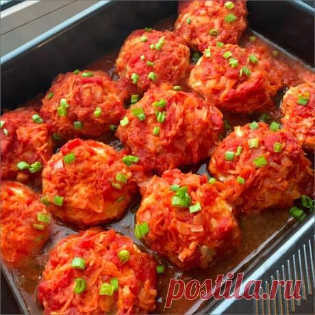 ​ПП тефтельки в томатном соусе Ингредиенты: •куриный фарш- 700 г •бурый рис сухом виде - 70 г •яйцо куриное •томаты соку-400 г •лук -1/2 шт •морковь-1/2 шт •клетчатка -1 ст.л •соль, перец, специи покусу •зеленый лук для украшения ⠀&nbsp;Приготовление:1. Рис несколько раз промываем в прохладной воде, отвариваем до...
