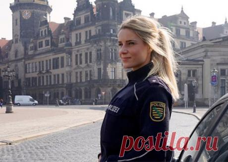 Сотрудница немецкой полиции заставила поклонников умолять об аресте: