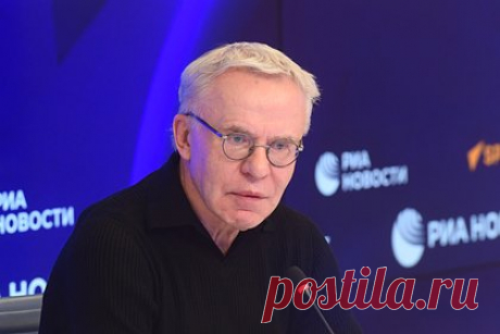 Фетисов высказался о дисквалификации хоккеиста Федотова. Двукратный олимпийский чемпион, депутат Госдумы Вячеслав Фетисов высказался о дисквалификации вратаря московского ЦСКА Ивана Федотова. «Нужно послать Международную федерацию хоккея (IIHF) куда подальше!» — заявил он. Фетисов также назвал решение организации дебильным.