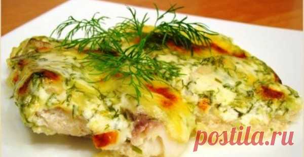 Рыба, запеченная в сметане. Вкусное и полезное блюдо, которое совсем несложно приготовить 
Ингредиенты:
— 2 кг рыбы (хек, минтай)— 400 г сметаны— 3 головки лука— 2 яйца— 150 г сыра твердых сортов— растительное масло— мука— маленький пучок укропа— специи, соль и горчица по вкусу
Приготовлен…