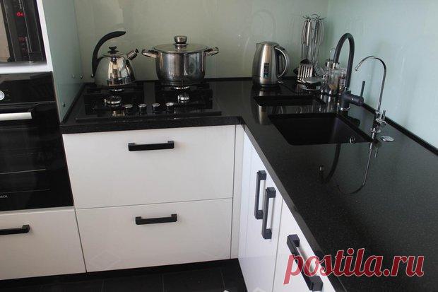 Стильная кухня 5.4 кв. м. Со слов автора.
— Хотелось бы поделиться своим вариантом планировки и дизайном малогабаритной кухни. 
Ее площадь — 5,4 м2. Дом кирпичный, чешской экспериментальной планировки, 1970 года постройки. У н...