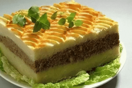 Запеканка из картофеля «Как в детском саду»
Надо взять:
картофель 1 кг
фарш мясной 500 г
молоко 100 мл
масло сливочное 50 г
лук репчатый 1 головка
яйца 1 шт.
сухари панировочные 2 ст.л.
масло растительное 2 ст.л.
соль
Приготовление:
1 Помыть и почистить картофель, поставить варить в соленой воде до полной готовности.Для начинки нарезать на кубики лук, обжарить до соломенного цвета на масле, доб