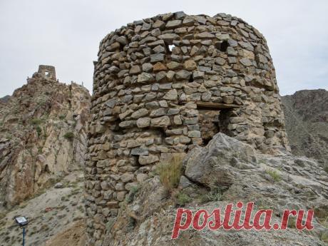 Մեղրիի բերդ. եզակի հայկական ամրաշինություն
Հայկական միջնադարյան ճարտարապետության պաշտպանական կառույցների մեջ, իր հատակագծային-ծավալային հորինվածքով, առանձնակի տեղ ունի Մեղրիի բերդը: Բերդը գտնվում է Սյունիքի մարզի Մեղրի քաղաքում: Տեղակայված է քաղաքի Մեծ թաղի հյուսիսային կողմում, լեռնաշղթաների դժվարամատչելի գագաթներին՝ պայտաձև ընդգրկելով բնակավայրը, ապահովելով քաղաքի հուսալի պաշտպանությունը հյուսիսային, արևմտյան և արևելյան կողմերից: Բերդի կառուցման ճշգրիտ ժամանակը հայտնի չէ: