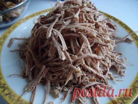 Удивительно вкусный салат "Принц".

Ингредиенты:
- 500 г говядины
- 4 яйцa вареных
- 6 соленых огурцов
- 3 дольки чеснока
- 1 стакан орехов
- 200 г майонеза

Нужно разобрать отварное мясо на волокна.

Далее, огурчики трем на крупной терке, чеснок пропускаем через пресс, и перемешиваем огурцы с чесночком! Отварные яйца тоже натрем на крупной терке.

Грецкие орехи нужно порубить и обжарить на сухой сковороде несколько минут.

Теперь собираем наш салат. Салат мы выкладываем с...