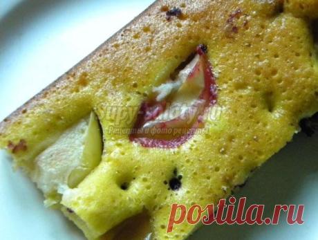 Бисквит с яблоками и смородиной. Рецепт с пошаговыми фото