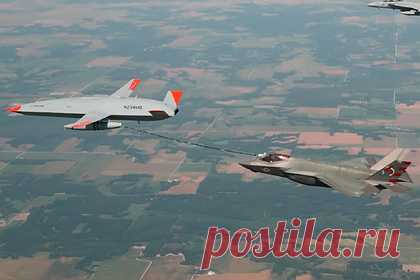 Беспилотник MQ-25 дозаправил истребитель F-35C. Демонстрационный образец беспилотного танкера MQ-25 Stingray Военно-морских сил США совершил воздушную дозаправку палубного истребителя пятого поколения F-35C Lightning II. Соответствующее видео компания Boeing опубликовала на YouTube. Дозаправка произошла 13 сентября в небе недалеко от аэропорта Сент-Луис.