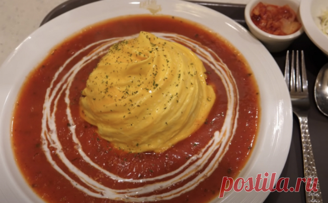 Выливаем омлет на сковороду и сразу начинаем закручивать. Завтрак стал деликатесом