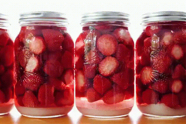 Вкусный ликер. Ароматный и сладкий.
Продукты: 
-0,5 кг спелой, сладкой клубники; 
-0,5 л водки или спирта, разведенного до 40-45%; 
-250-300 г сахара; 
-½ часть большенького лимона; 
-200 мл отстоянной воды. 
Приготовление : 
Клубнику промываем, удаляем плодоножки и режем пополам (если ягоды крупные, то можно и на четвертинки). 
Засыпаем клубнику в литровую банку и заливаем её водкой. При этом важно, чтобы все ягоды были покрыты водкой. Можно ее взять больше и налить по самые края банки. Также д