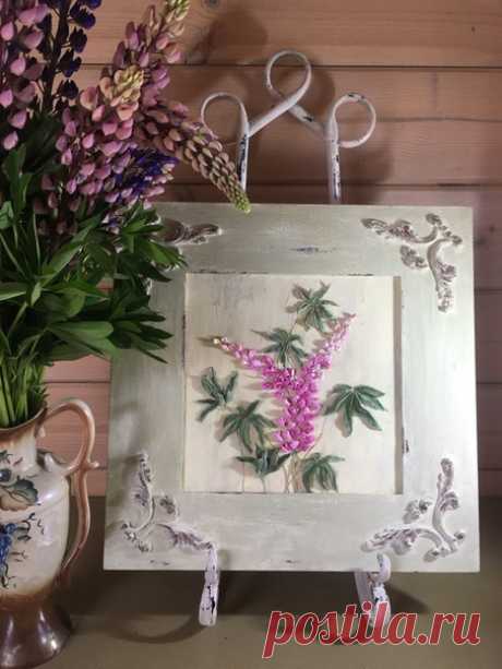 Розовый люпин.🌸🌸🌸🌸🌸 Ботанический мотив выполнен #декоративнойштукатуркой Техника #объемнаяживопись придает картине живой вид, обогащает ее фактурой и делает картину эксклюзивным предметом интерьера.