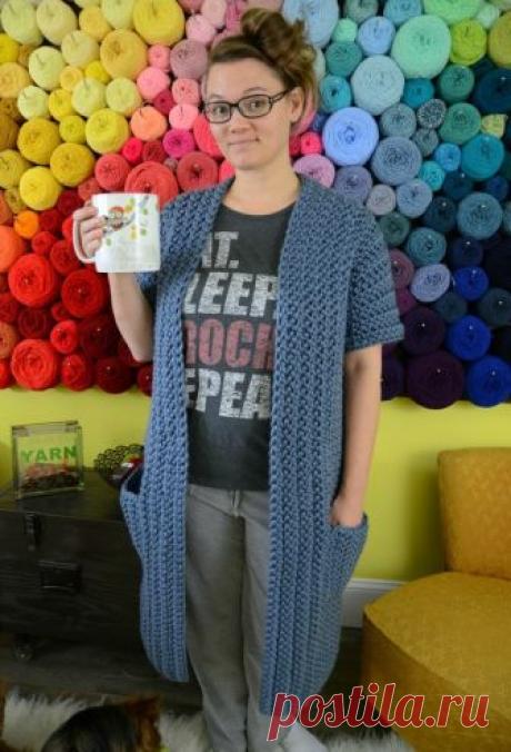 Chunky Housecoat Free Crochet Pattern You know what's better than Netflix and crochet? Netflix and crochet - IN A CHUNKY HOUSECOAT! This chunky housecoat free crochet pattern is the perfect solution!