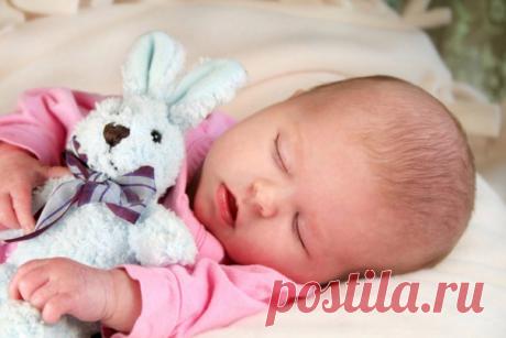 Спит моё чудо со мной на подушке. Маленький носик, губки и ушки. Ручкой своей он меня обнимает, Сердце моё в этот миг замирает! Тихо сопит мой комочек родной, Спи моё счастье, мама с тобой!