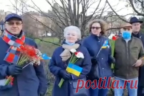 Посольство Украины поздравило Латвию с Днем независимости песней про Бандеру. Персонал посольства Украины поздравил Латвию с Днем независимости песней «Батько наш Бандера», посвященной идеологу украинского национализма Степану Бандере. На опубликованном видео дипработники выстроились в шеренгу и после команды оператора начали петь первый куплет песни.