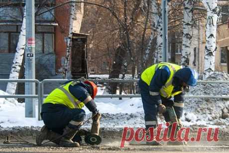 Ремонт разрушенных зимой дорог в России оценили в сотни миллиардов рублей. Глава комитета Госдумы по транспорту Евгений Москвичев обратился к правительству России с просьбой разрешить перенаправить средства, которые предназначались на строительство дорог, на ремонт федеральных трасс, разрушенных в зимний период. Об этом сообщает «Коммерсантъ».