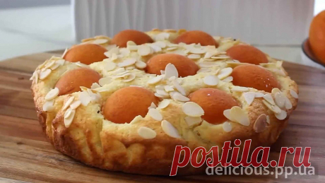 Пирог с творогом и абрикосами ` Быстрый заливной пирог. Летом творожный пирог готовим со свежими абрикосами, а зимой с консервированными фруктами.