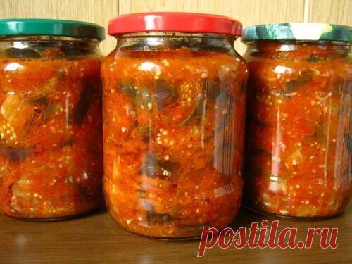 Салат “Бакат”
Есть у нас в семье любимая праздничная острая закуска – салат из баклажан. От этой вкуснятины даже муж с его гастритом не в силах отказаться Да и зимний праздничный стол без “Баката” какой-то не очень праздничный. Вот что значит сила традиции. Много лет подряд этот салат закрывала свекровь, и уже третий год готовлю я по ее рецепту. И он неизменно получается великолепно.
Рецепт на сайте: https://vkastrulke.ru/salat-bakat.html?utm_source=zagotov