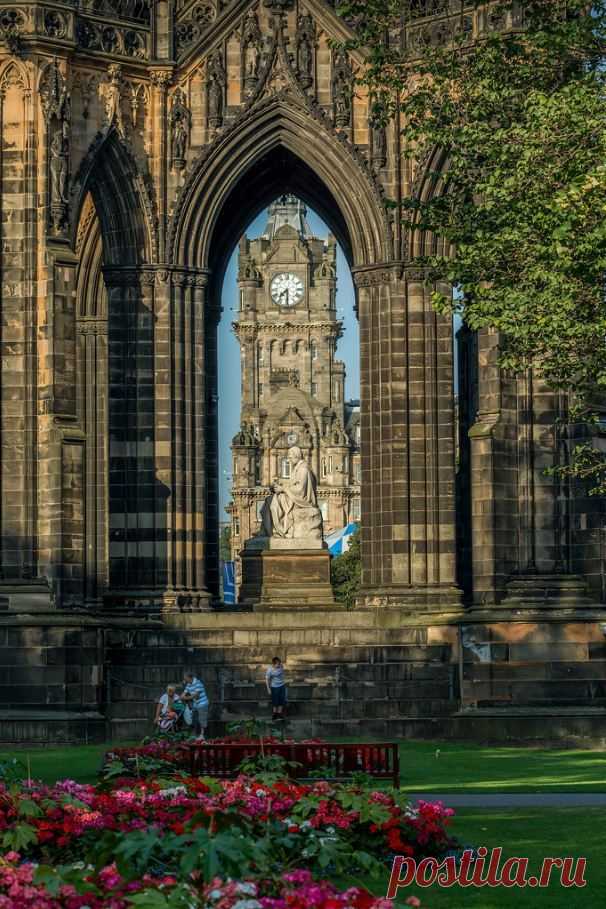 Scott Monument, Edinburgh / Scotland (by Artur Milota).