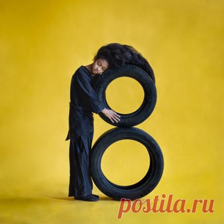Сюрреалистические фотографии, передающие психологические состояния с помощью минималистичных цветоцентрических сцен