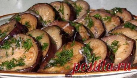 БАКЛАЖАНЫ МАРИНОВАННЫЕ 
 
Отличная холодная закусочка, даже внешний вид маринованных баклажанов вызывает аппетит... 
 
ПОТРЕБУЕТСЯ: 
 
Килограмм
 баклажанов, 2 столовые ложки 70% уксусной кислоты, 5-6 зубчиков 
чеснока, пучок свежего укропа, соль, 700 мл холодной кипяченой воды и 
растительное масло для жарки 
 
ПРИГОТОВЛЕНИЕ: 
 
Нарезаем 
баклажаны кружками, вымачиваем их 10 минут в подсоленной воде, 
обсушиваем бумажным полотенцем и обжариваем с двух сторон на масле до 
слегка румяного цвета.