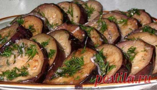 БАКЛАЖАНЫ МАРИНОВАННЫЕ 
 
Отличная холодная закусочка, даже внешний вид маринованных баклажанов вызывает аппетит... 
 
ПОТРЕБУЕТСЯ: 
 
Килограмм
 баклажанов, 2 столовые ложки 70% уксусной кислоты, 5-6 зубчиков 
чеснока, пучок свежего укропа, соль, 700 мл холодной кипяченой воды и 
растительное масло для жарки 
 
ПРИГОТОВЛЕНИЕ: 
 
Нарезаем 
баклажаны кружками, вымачиваем их 10 минут в подсоленной воде, 
обсушиваем бумажным полотенцем и обжариваем с двух сторон на масле до 
слегка румяного цвета.