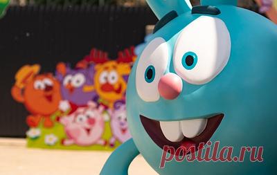 В Москве открылась выставка, приуроченная к 20-летию "Смешариков". Художники Саша Фролова, Дима Шабалин, Александр Назаренко, Zak Mini Monster и креаторы проекта Chiko & Roko представят на выставке свое видение персонажей анимационного проекта