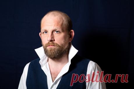 Невыразительная внешность, известный отец, несколько браков и трое детей актёра Фёдора Лаврова.  До недавнего времени он был никому не известен, но в 2018 году вышел на экраны сериал «Верь», который сделал его знаменитым.
Роль была не главная, но это не помешало Лаврову завоевать любовь поклонников сериала
В фильме рассказывается история о человеке, который очень много лет проработал в правоохранительных органах.
Выйдя на пенсию, он решает написать книгу, которая становится настоящим бестселле…