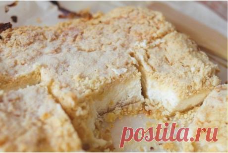 ДЕРЕВЕНСКИЙ ТВОРОЖНЫЙ ПИРОГ С ПЕСОЧНОЙ КРОШКОЙ 

Смешал, насыпал, запек и съел! 
Время приготовления: 40 мин. 

Что нужно: 
Маргарин (или масло) 125гр. заморозить 
Мука 1 стакан 
Сахар ¼ стакана 
Творог 250-300 гр. 
Сметана 3 ст. ложки 
Яйцо1 шт. (если творог сухой, можно без яйца) 
Соль щепотка 
Разрыхлитель ½ ч.л. 

Рецепт: 
Эти пропорции рассчитаны на 2х человек. Если едоков больше, умножайте все на два. 
1. Маргарин нужен замороженный. Достаточно час подержать его в мо...