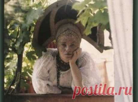 Во все времена женщины старались понравиться мужчинам и удержать своих избранников. Часто они использовали для этого специальные средства. Так же поступали женщины и на Руси.