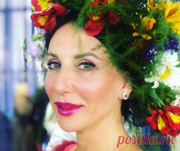 Алика Смехова на отдыхе со старшим сыном: актриса делится красочными фото с Кипра