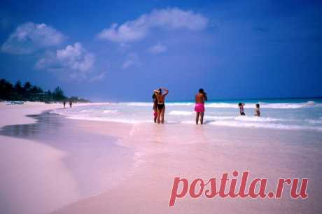 Остров Харбор является одним из самых удивительных мест Багамских островов. Необыкновенный цвет песок приобретает из-за присутствия крошечных частиц раковин Фораминиферы. Это одноклеточные организмы, обитающие на нижней части рифов, под камнями и в пещерах прибрежного дна океана.