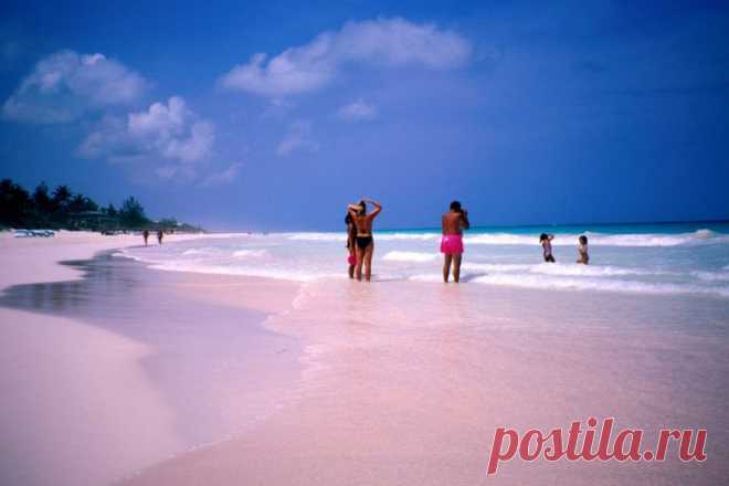 Остров Харбор является одним из самых удивительных мест Багамских островов. Необыкновенный цвет песок приобретает из-за присутствия крошечных частиц раковин Фораминиферы. Это одноклеточные организмы, обитающие на нижней части рифов, под камнями и в пещерах прибрежного дна океана.