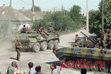 30 лет теракту в Буденновске. Как это было. 30 лет назад, 14 июня 1995 года, группа боевиков под руководством Шамиля Басаева взяла в заложники около 1,5 тыс. жителей Буденновска. В сорокаградусную жару их несколько дней удерживали в местной больнице, требуя закончить операцию федеральных сил в Чечне. События шести дней теракта — в материале РБК.