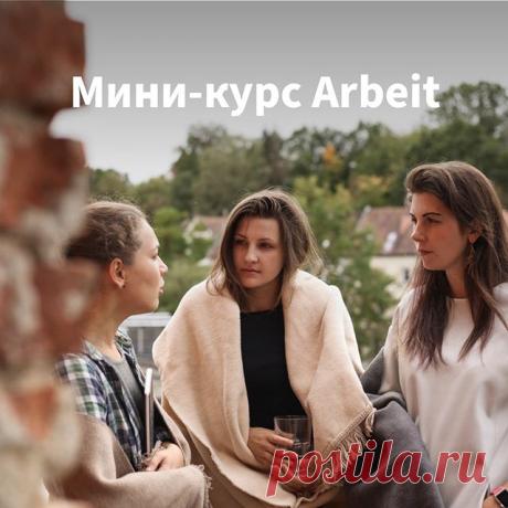 На изображении может находиться: один или несколько человек и текст