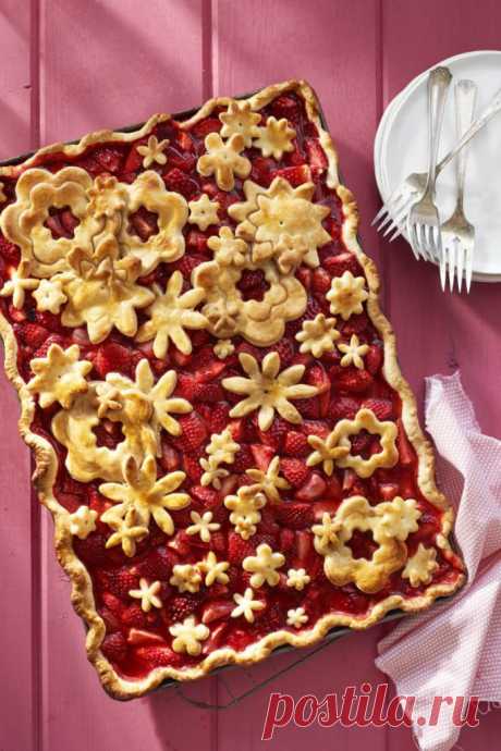 Невозможно описать словами, что этот повар делает с тестом. Результаты впечатляют! Домашняя выпечка — это не просто лакомство, часто это лекарство для души! Но даже вкуснейшие, пускай с самыми разными начинками пироги, согласитесь, скучноваты, если их не оформить соответствующе. Разнообразьте свою выпечку, удивите родных и друзей. Превратите свой пирог в настоящий шедевр пекарског