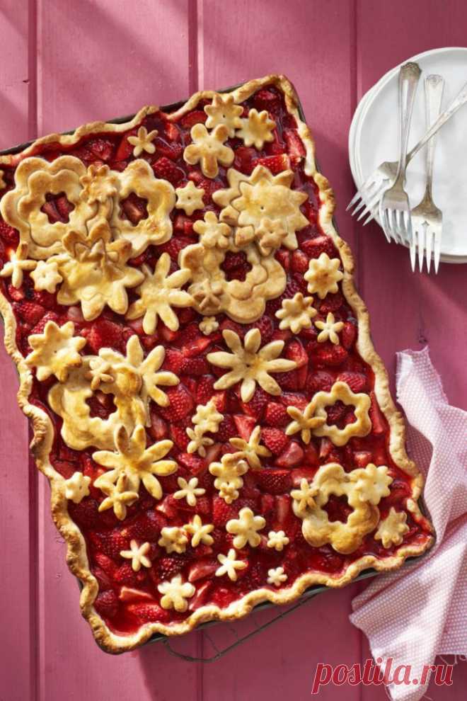 Невозможно описать словами, что этот повар делает с тестом. Результаты впечатляют! Домашняя выпечка — это не просто лакомство, часто это лекарство для души! Но даже вкуснейшие, пускай с самыми разными начинками пироги, согласитесь, скучноваты, если их не оформить соответствующе. Разнообразьте свою выпечку, удивите родных и друзей. Превратите свой пирог в настоящий шедевр пекарског