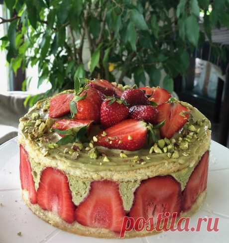 Французский торт Фрезье – невероятно вкусный и изящный - Пир во время езды Очень долго хотела приготовить этот торт, но не знала с какой стороны подойти. Наконец-то это случилось! Красавец «Фрезье» покорил мое сердце! Не зря французы, открывшие этот десерт, по сей день любят это волшебное сочетание клубники и фисташки и используют его во многих своих десертах. Итак, про торт. Тоненькие и пропитанные бисквитные коржи, нежный, тающий во […]