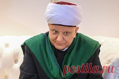 Российский муфтий нашел в школьном учебнике картинки с жарящими людей татарами. Глава Духовного собрания мусульман России муфтий Альбир Крганов рассказал о школьном учебнике, в котором были картинки с татарами, жарящими людей. Об этом сообщает Telegram-канал Daily Storm. По его мнению, подобное может вести к событиям, вроде погромов которые произошли в аэропорту Махачкалы.