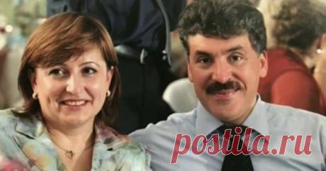 Клубничный король Грудинин хочет лишить бывшую жену статуса инвалида из-за денег Павел Грудинин, миллиардер и совсем не филантроп, уже который месяц пытается лишить жену статуса инвалида, для чего подает несчетное количество исков в разные инстанции. Грудинин просто мечатет о том, чтобы жена, с которой он делил кров и кровать, осталась на бобах, ведь после развода ей по закону полагались 2/3 части имущества. О том, что у Ирины Грудининой уже есть вторая группа инвалидности, и ей и так…