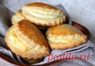 Сочники 
 
Вот воскресным вечерком решила сделать что-нибудь вкусненькое и побаловать домашних. Выбор пал на сочники. Ну люблю я их и все тут
Делается все просто на раз-два ;)
 
Ингредиенты:
 
Для теста:
●мука — примерно 4 стакана
●маргарин — 150гр
●яйца — 2 шт (если крупное, то и одно можно)
●сахар — 4ст.ложки
●соль — 1/2 ч.л.
●сметана 25% — 6 ст.л.
●разрыхлитель для теста — 1/2 ч.л. (можно заменить гашеной содой)
Для начинки:
●Творог — 0,5кг
●Сахар — 3 ст.л.
●Яйцо — 1шт
...