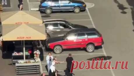&quot;Орал, что был на СВО&quot;: на Урале полиция не стала задерживать хулигана, избившего мужчину. В Свердловской области пьяный мужчина напал на посетителя пиццерии и вернулся обратно. Об этом сообщает E1.ru. Инцидент произошел 4 августа в кафе Pizza Mia в Верхней Пышме. Очевидцы говорят, что дебошир пришел туда с бутылкой в руках и в ...