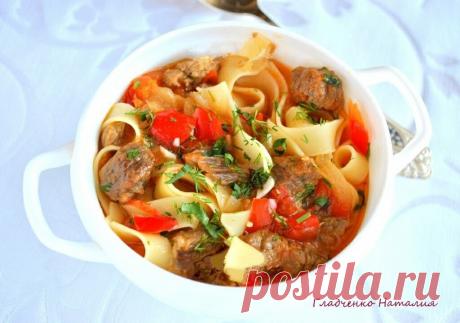 Вкуснейший лагман.

Лагман - популярное среднеазиатское национальное блюдо, а если точнее, то просто густой суп. Его главными составляющими являются мясо, лапша и овощи. Приготовьте обязательно, равнодушных не останется!

Для приготовления вкуснейшего лагмана потребуется:
1,5 литра мясного бульона;
500 г телятины;
300 г лапши;
2 сладких перца;
2 больших помидора;
1 большая луковица;
2-3 зубчика чеснока;
маленький пучок петрушки;
3-4 ст. л. растительного масла;
соль, свежем...