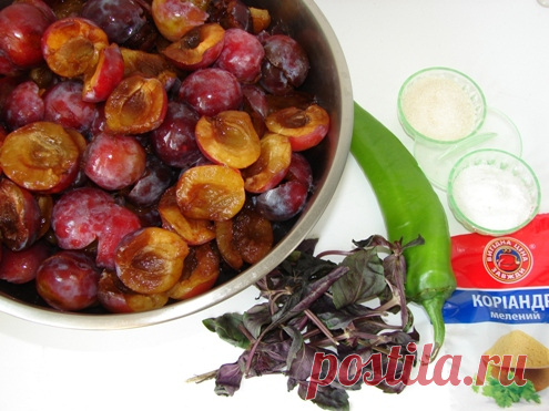 Аджика из слив получается необычная, очень интересная на вкус, ароматная. Может быть это даже соус. С мясом — просто сказка. — В РИТМІ ЖИТТЯ