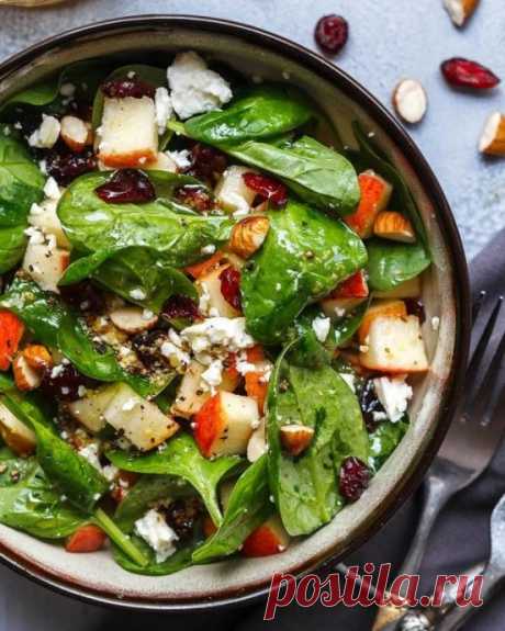 ​Салат с яблоком, фетой, клюквой и орехами