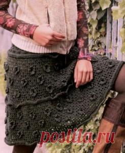 Серая вязаная юбка с цветами, спицы и крючок.Схемы вязания.