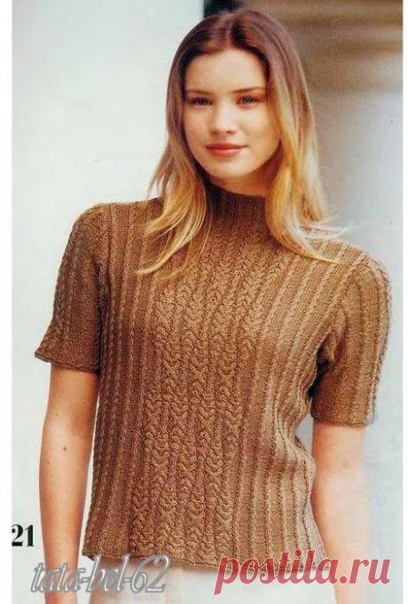 Пуловер кофейного цвета.
