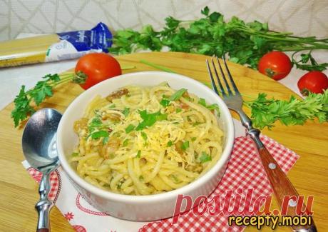 Паста карбонара с беконом и сливками
✅Ингредиенты
спагетти – 200 г;
сливки (35%) – 100 мл;
бекон – 150 г;
сыр твёрдый (пармезан) – 50 г;
желтки – 3-4 шт. (в зависимости от размера яиц);
чеснок – 2-3 зубчика;
соль – по вкусу;
горький перец или смесь перцев – по вкусу.